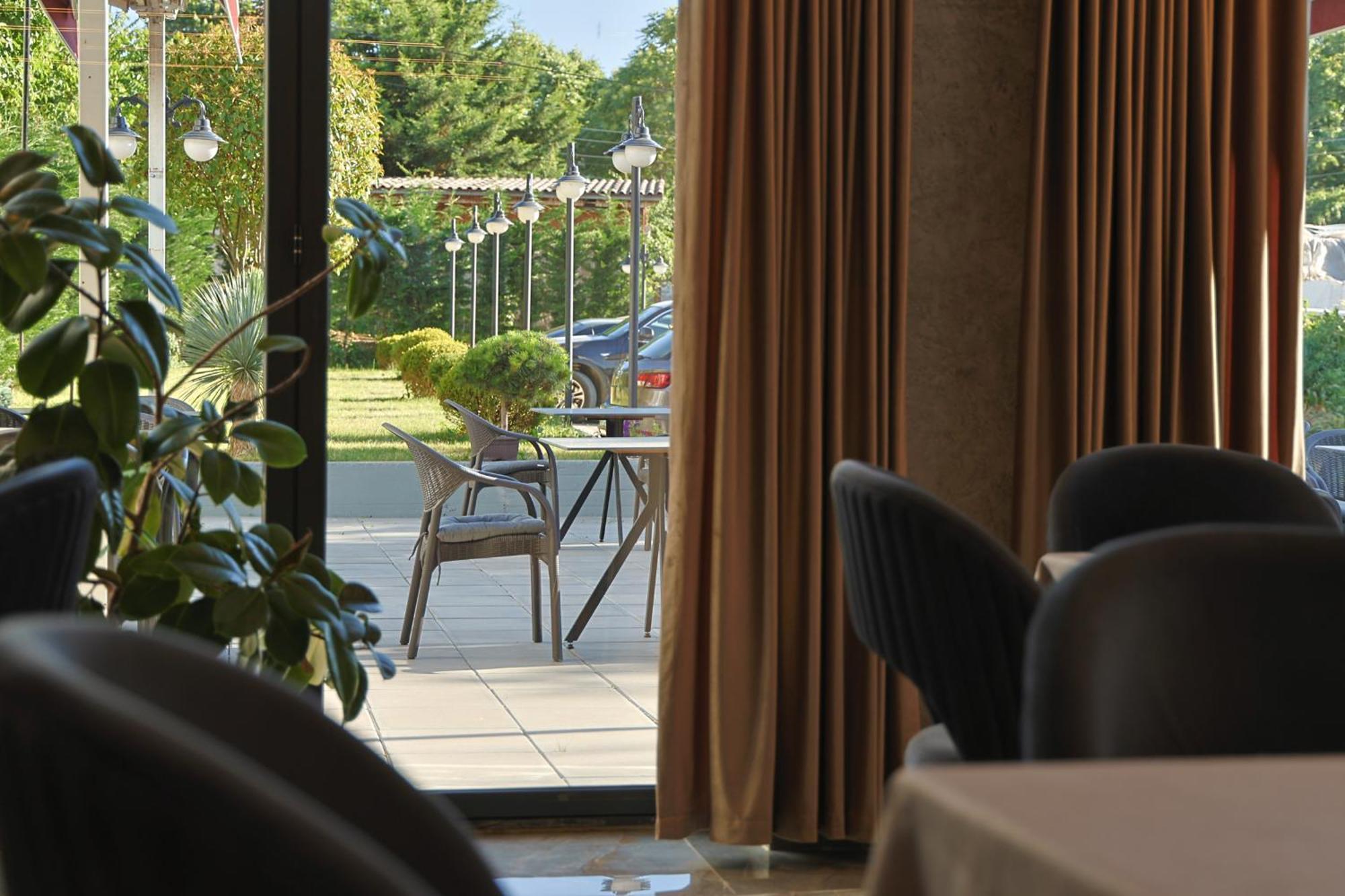 Vetus Hotel Pristina Kültér fotó