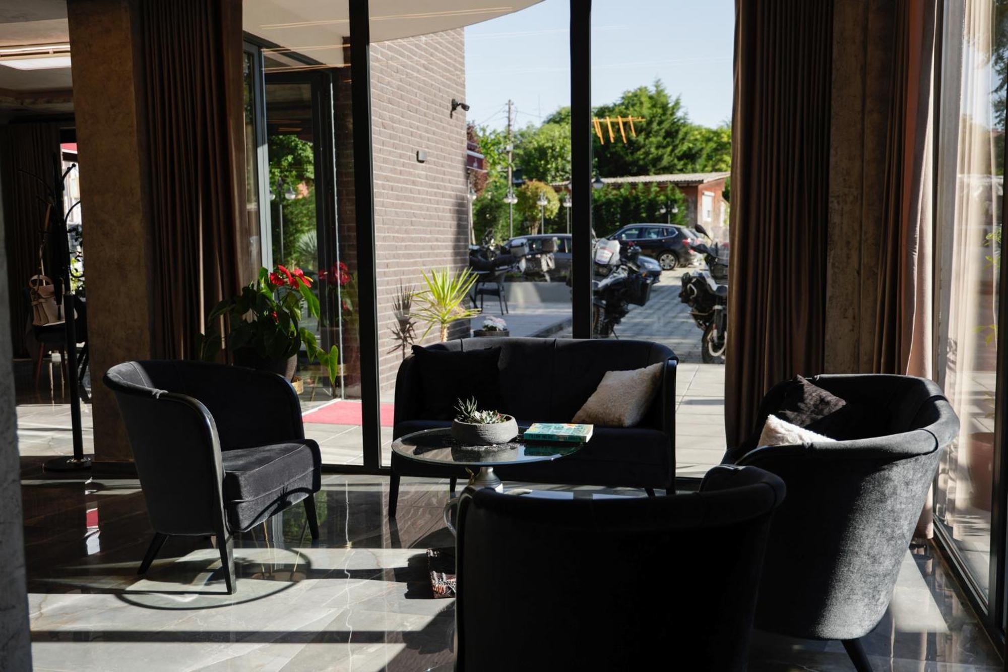 Vetus Hotel Pristina Kültér fotó